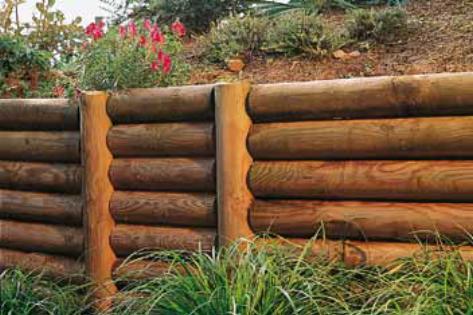 Mur de soutainement en rondins de bois dans un jardin