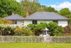 une maison avec une clôture