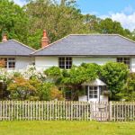 une maison avec une clôture
