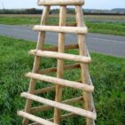 Pyramide écorcée pour plante grimpante